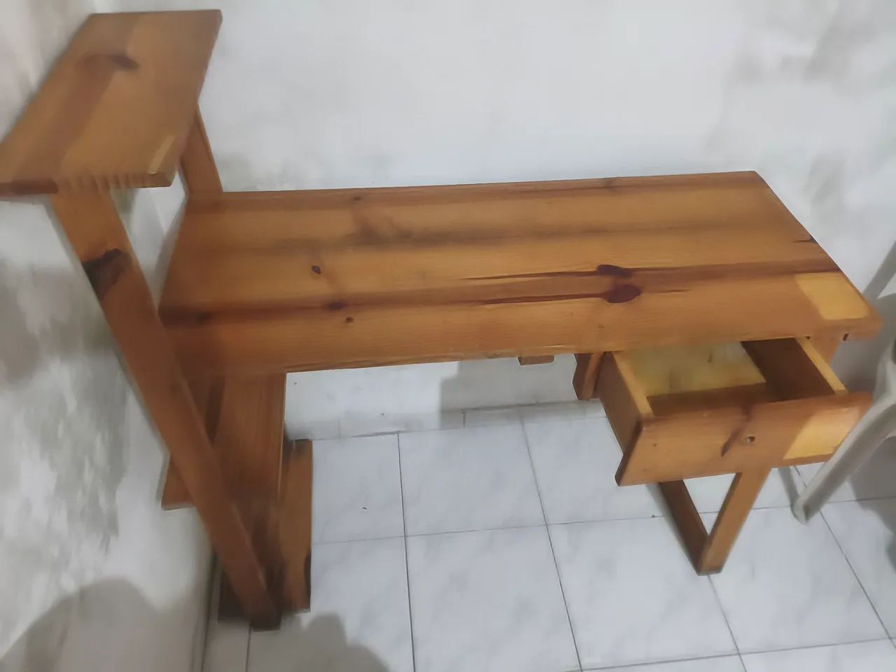 Escrivaninha mesa madeira verdadeira. - Foto 2