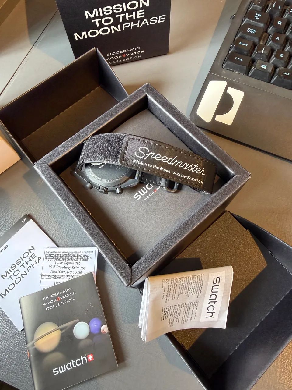 Omega x Swatch MoonSwatch - Mission to the Moonphase ?New Moon? (Snoopy) - Foto 2