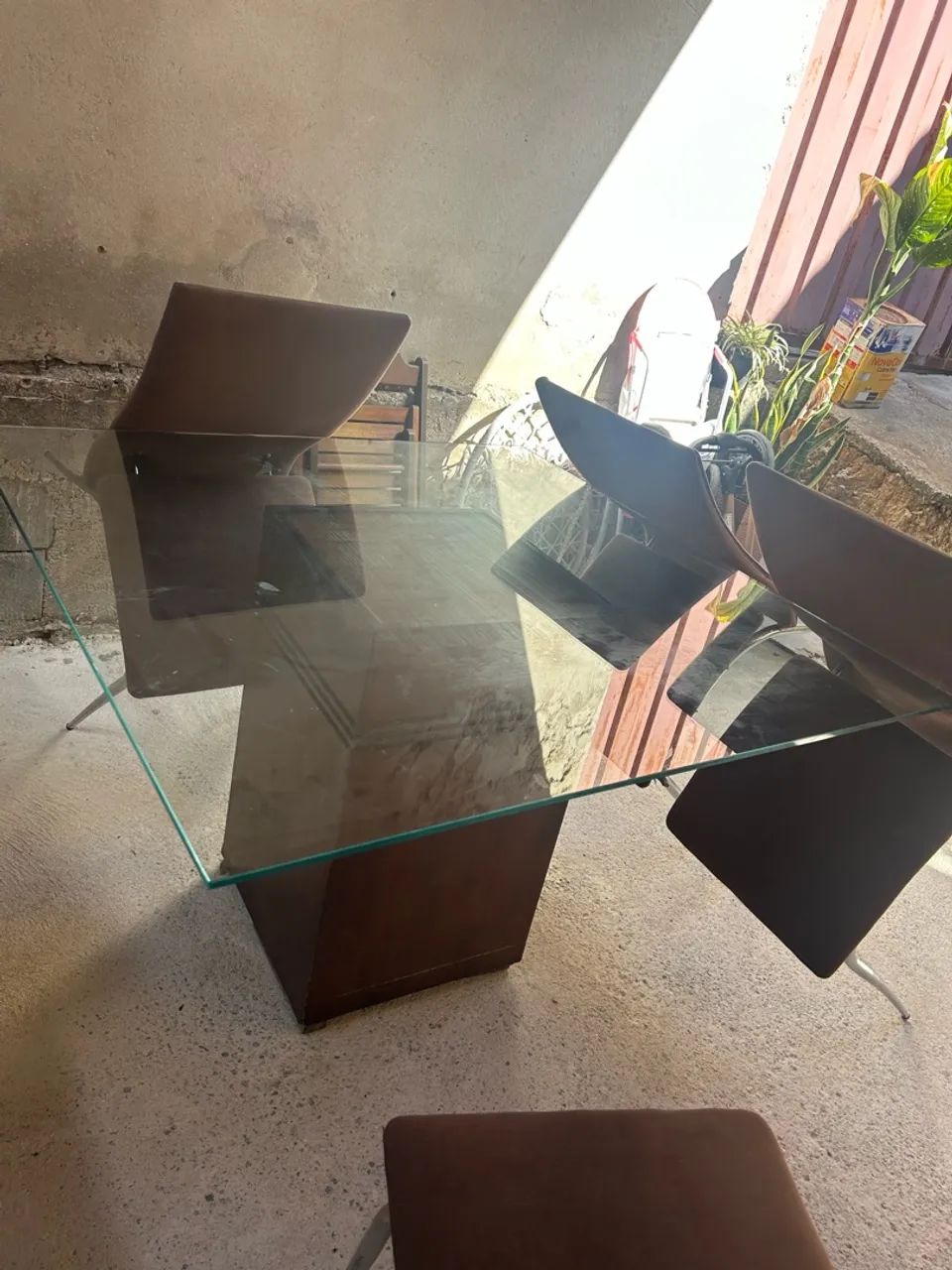 Mesa de madeira e vidro 