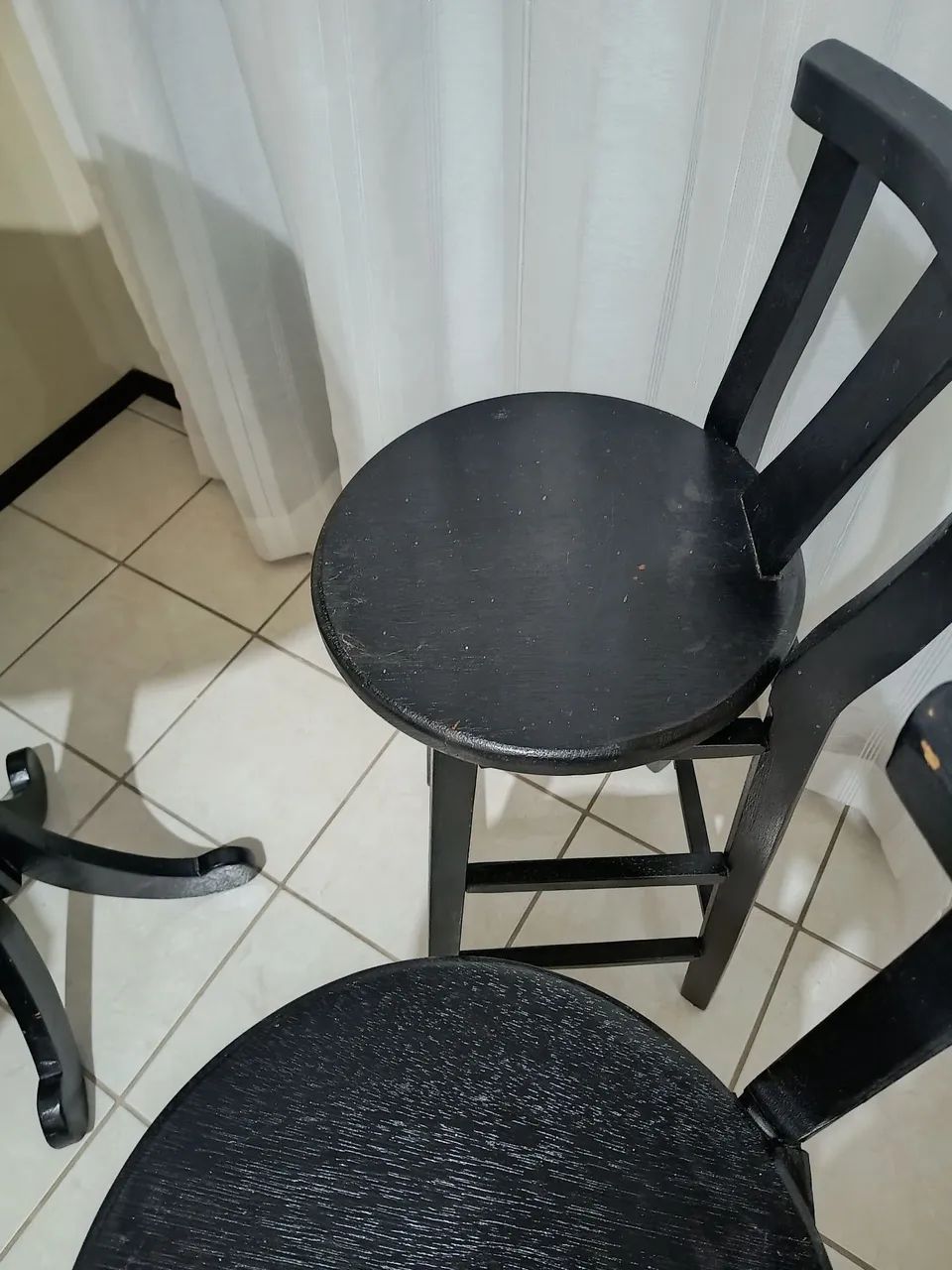 Mesa bistrô madeira com banquetas - Foto 4