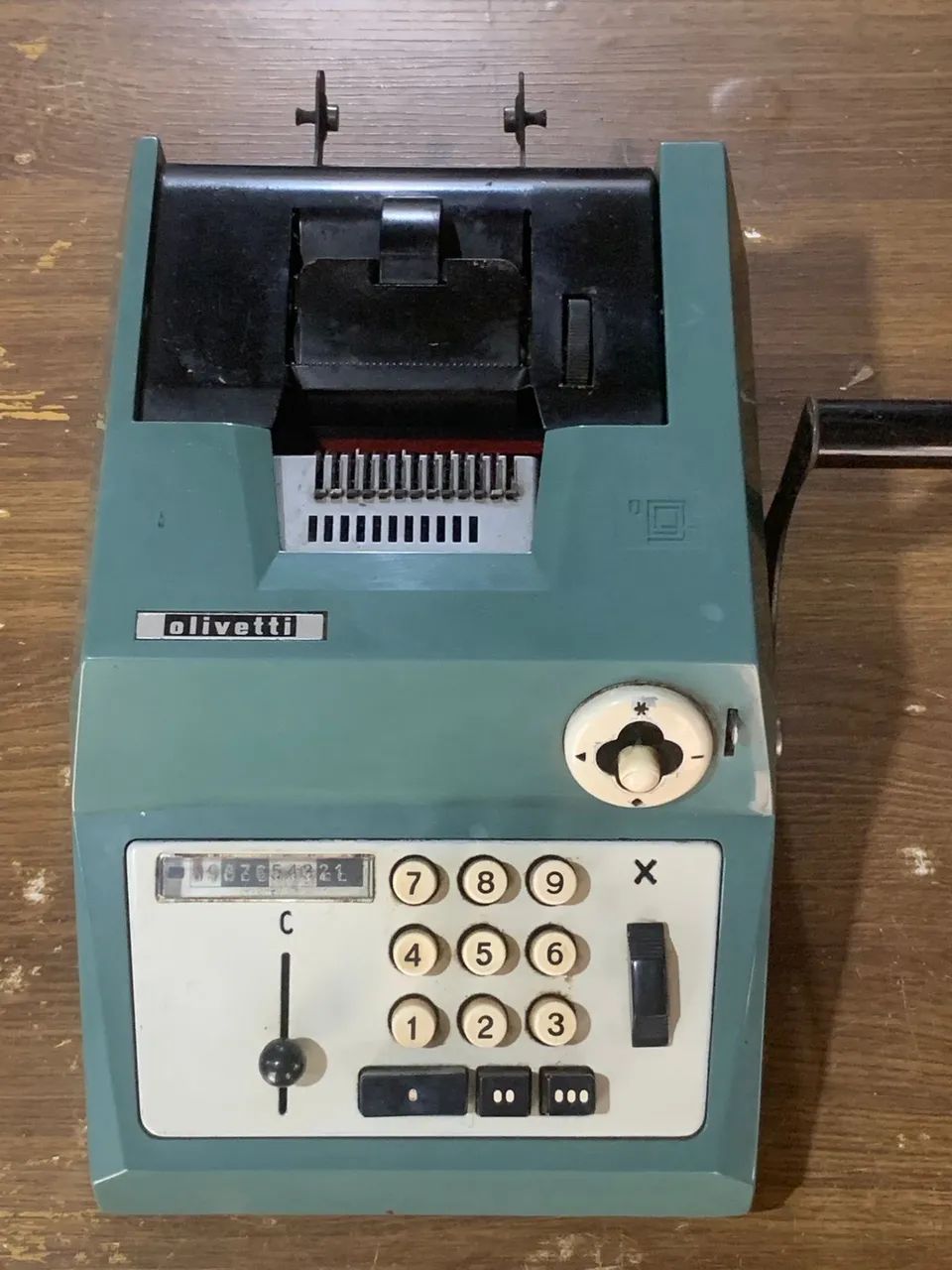 Calculadora mecânica vintage da marca Olivetti, modelo Summa Prima 20.