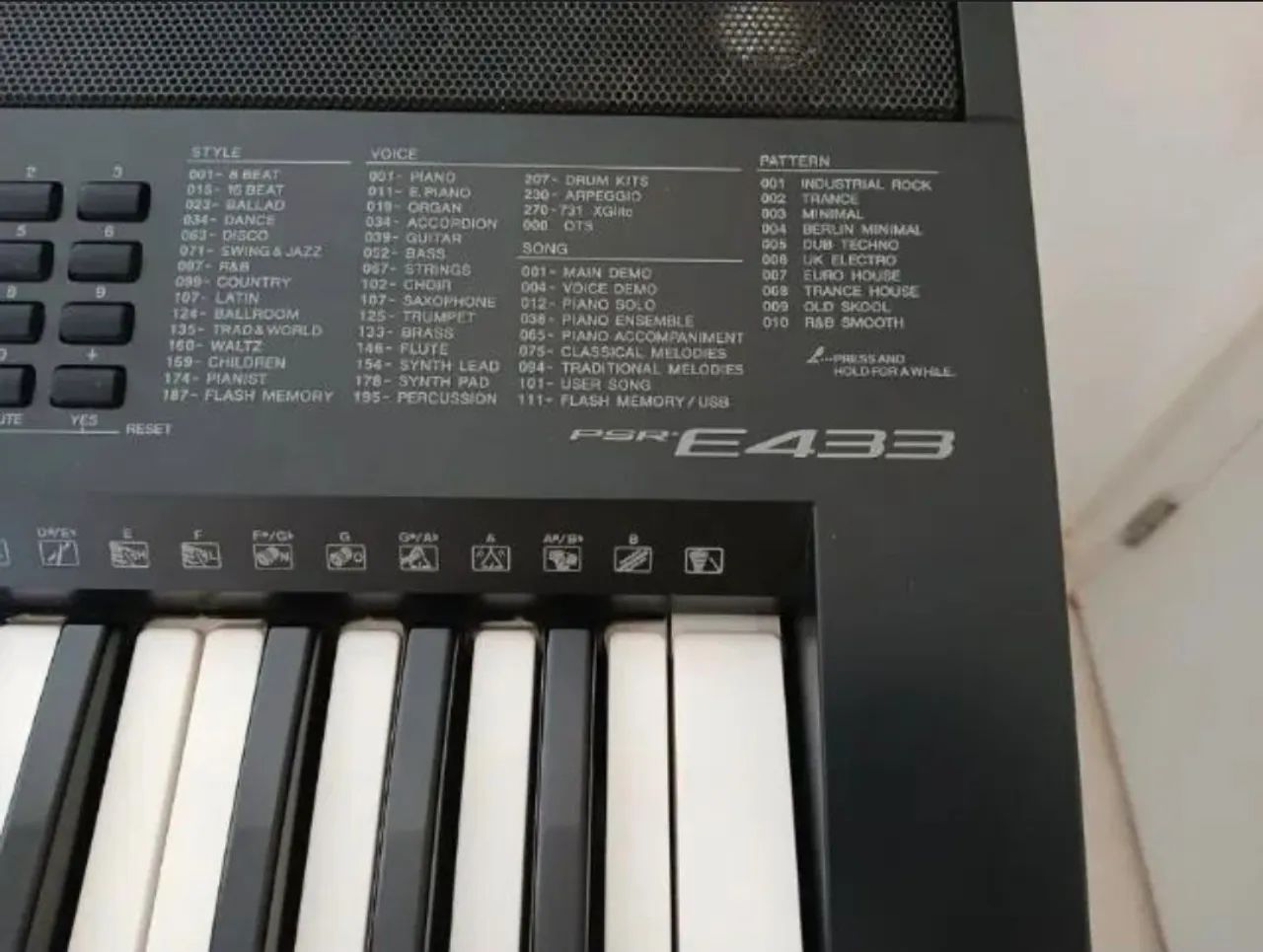 Teclado Yamaha  PSR-E433- Excelente estado - Foto 3