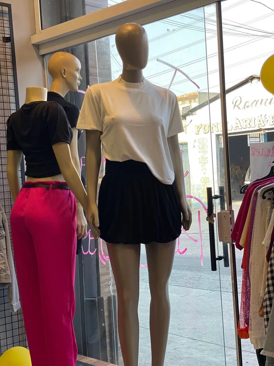 Fechei minha loja, vários móveis, manequins, cabides