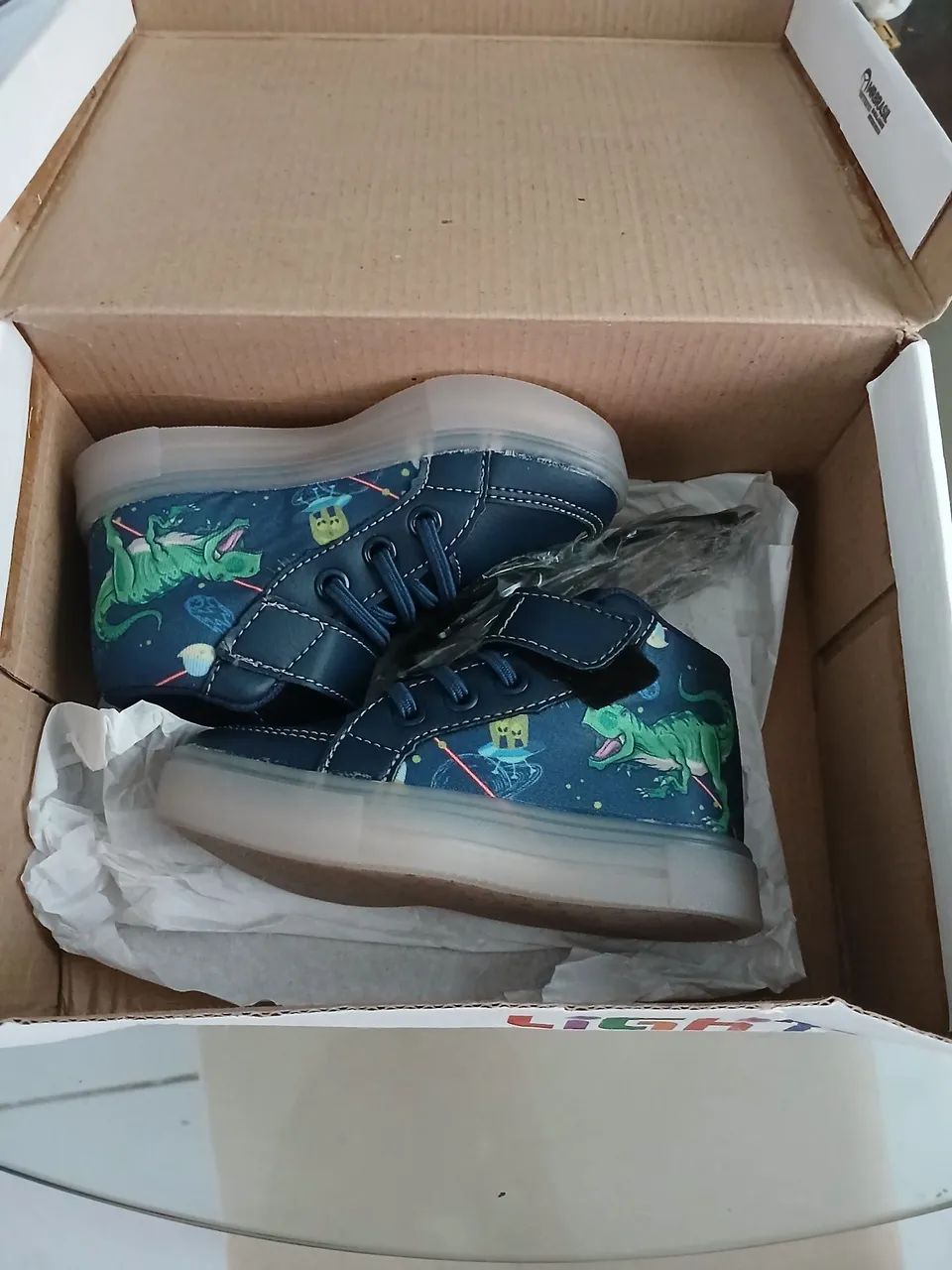 Botas nova para menino.