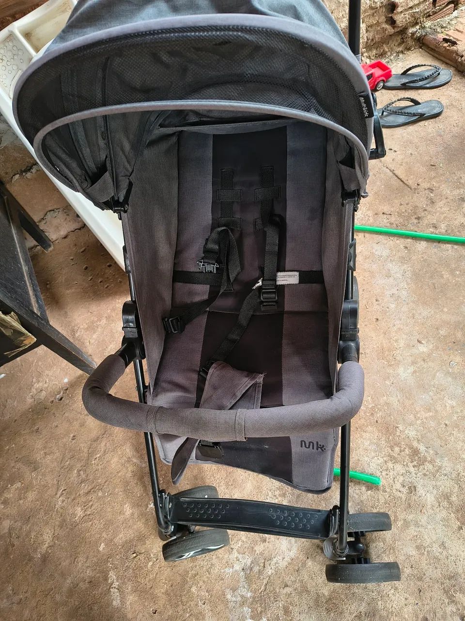 Carrinho de bebe usando 