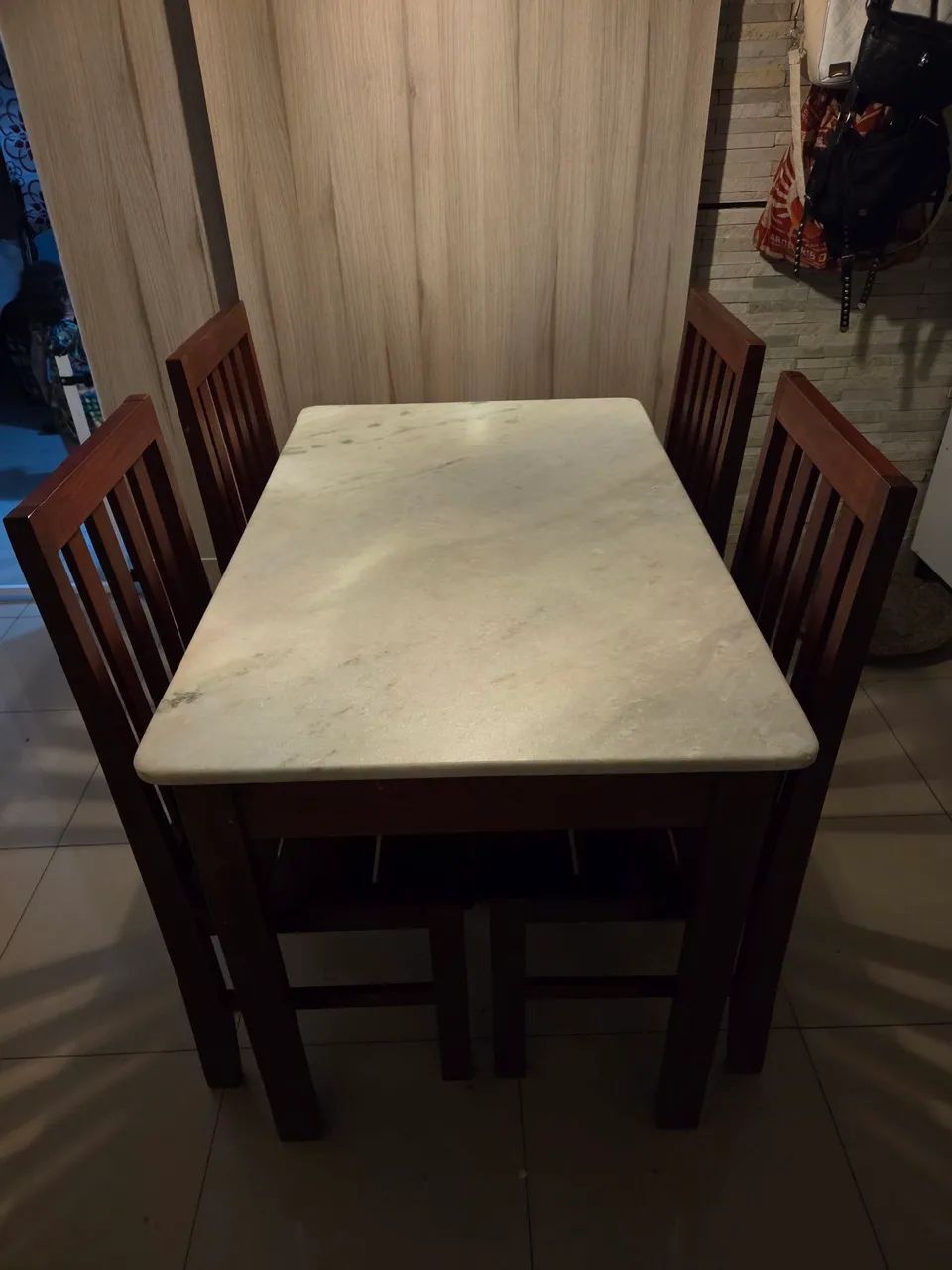 Mesa e cadeiras em madeira maciça e tampo de mármore  - Foto 2