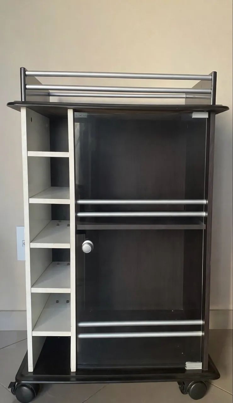 Adega / Bar com rodízios - Elegância e Praticidade