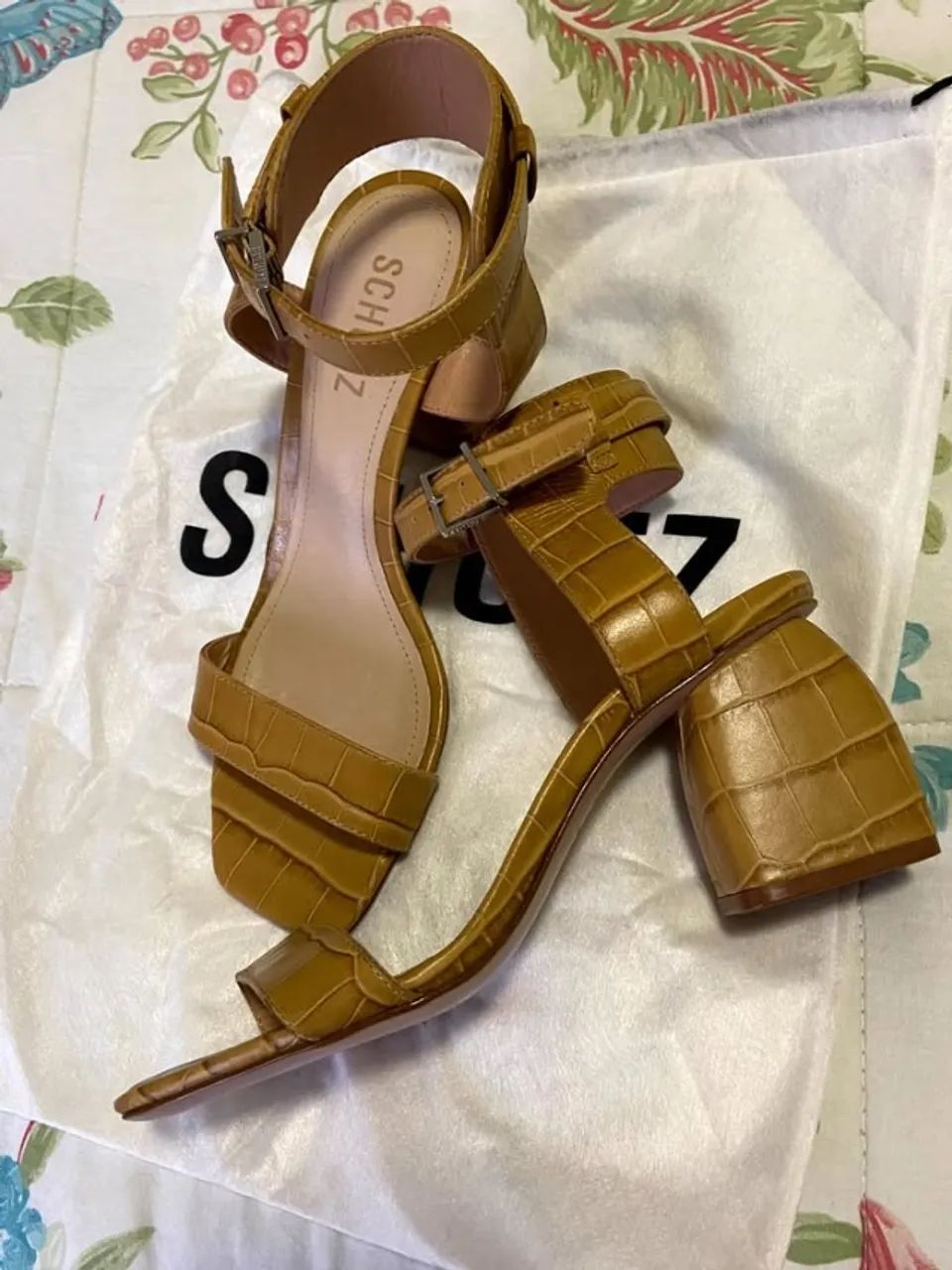 sandália schutz couro amarelo
