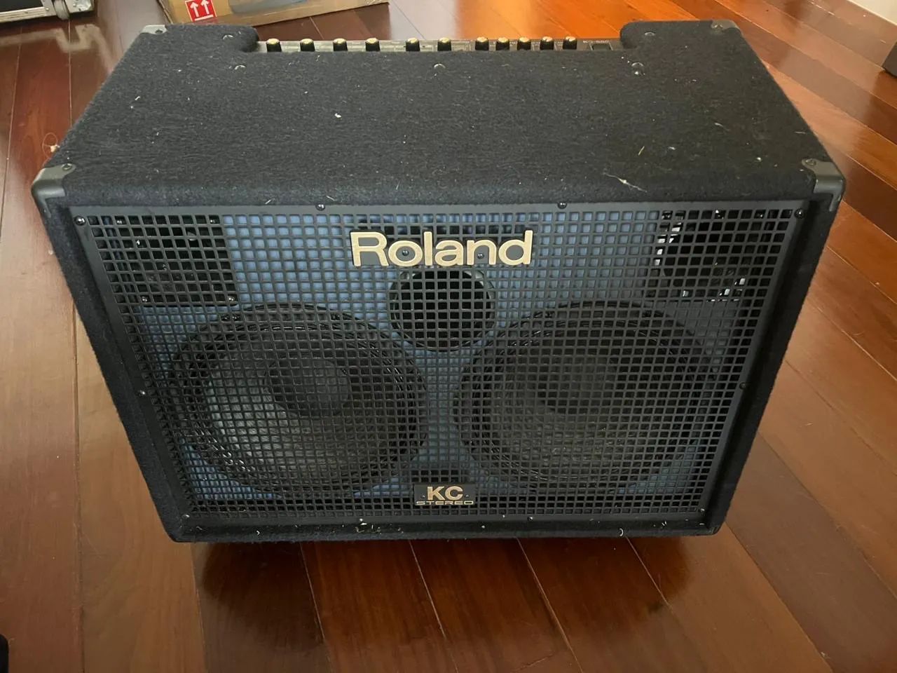 Caixa amplificadora Roland KC 880