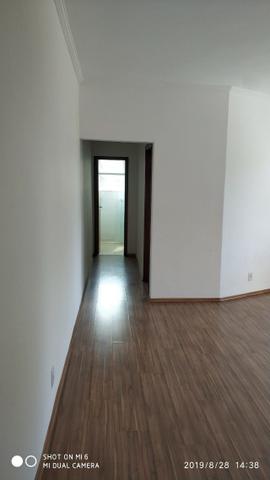 Kitnets com cômodo amplo para dois ambientes (sala e quarto), cozinha com gabinete - Foto 5