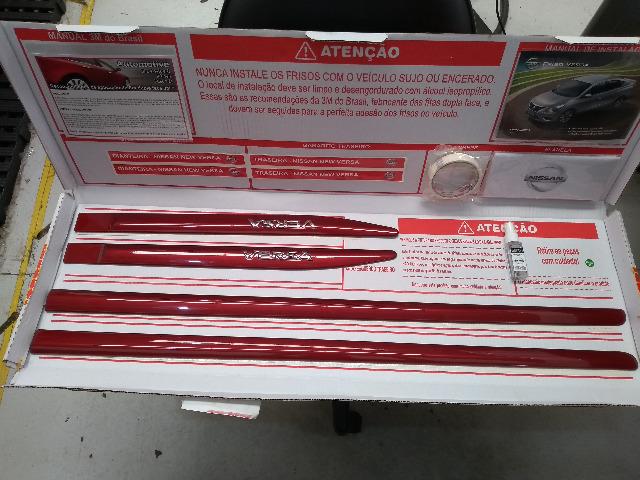 Friso lateral Versa 2017-2019 vermelho malbec