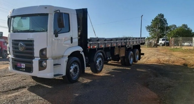 CAMINHÃO BITRUCK COM CARROCERIA