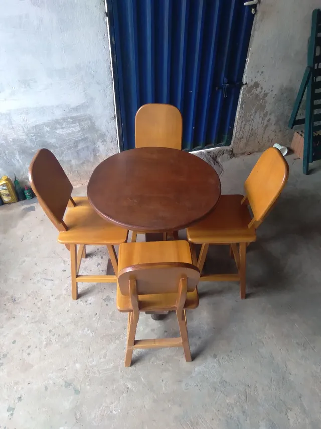 um conjunto 4 cadeira e 1 mesa