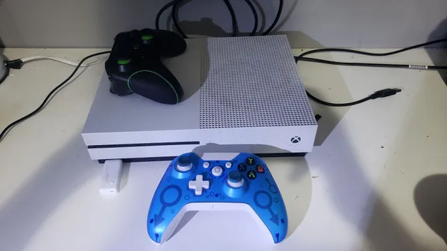 Xbox One com 1 Controle e Dois Jogos, Console de Videogame Xbox One Usado  92530300
