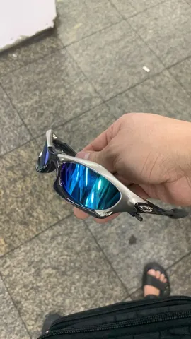 Óculos Juliet com armação metálica na cor preta e lentes polarizadas Uv400  na cor azul escuro.