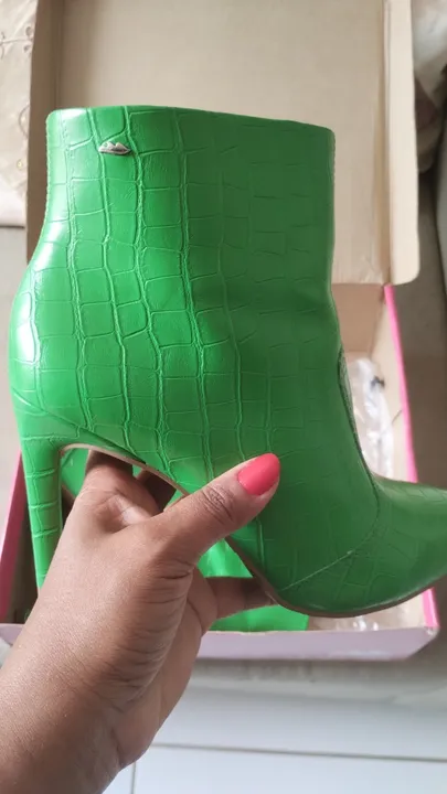 Bota Dakota nova