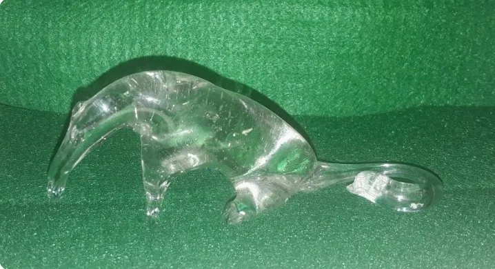 Bibelô em vidro tamanduá alt. 3,5cm x compr. 9,5 cm x larg. 3,5 cm