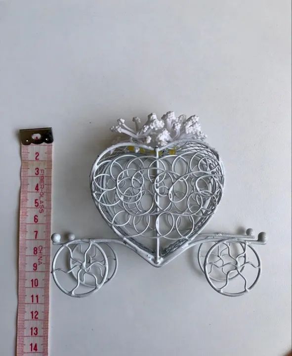 carruagem branca enfeite caixinha porta joia - Foto 4