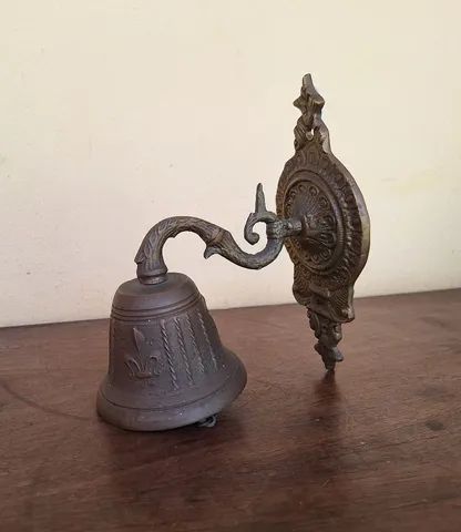 LINDO SINO/CAMPAINHA DE PAREDE EM BRONZE MACIÇO, TODO TRABALHADO COM 10 CM DE DIÂMETRO.