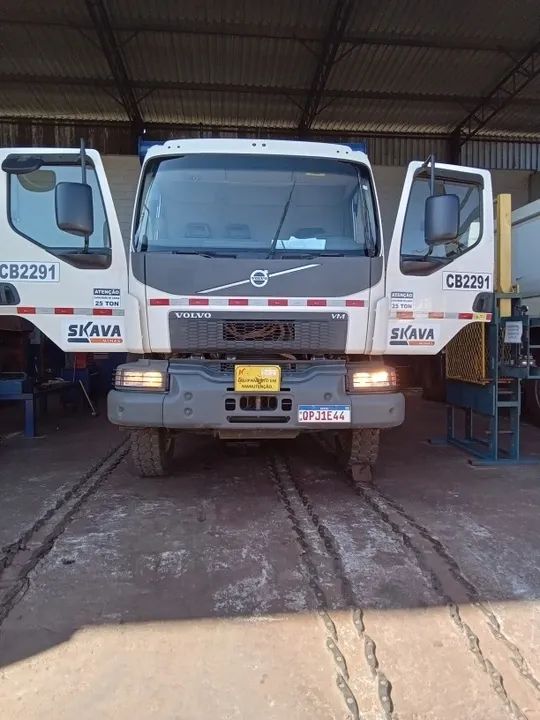 Caminhão basculante 6x4 traçado - Foto 3