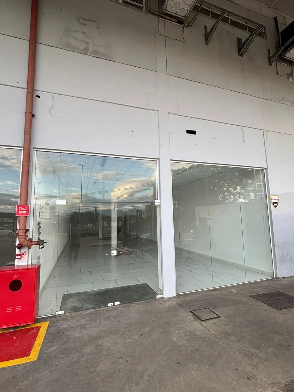 Sala comercial no Fort Atacadista do Kobrasol para aluguel com 148m²