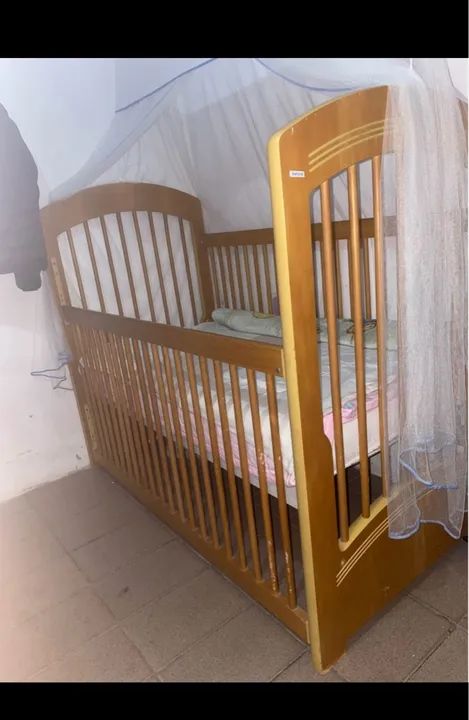 Berço de madeira com mosquiteiro e bebê conforto  - Foto 2