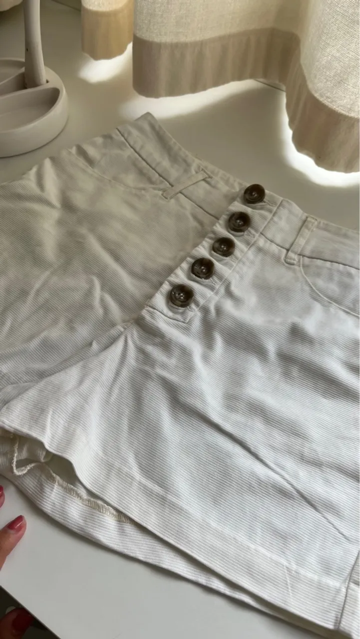 Shorts Branco com Detalhe de Botões