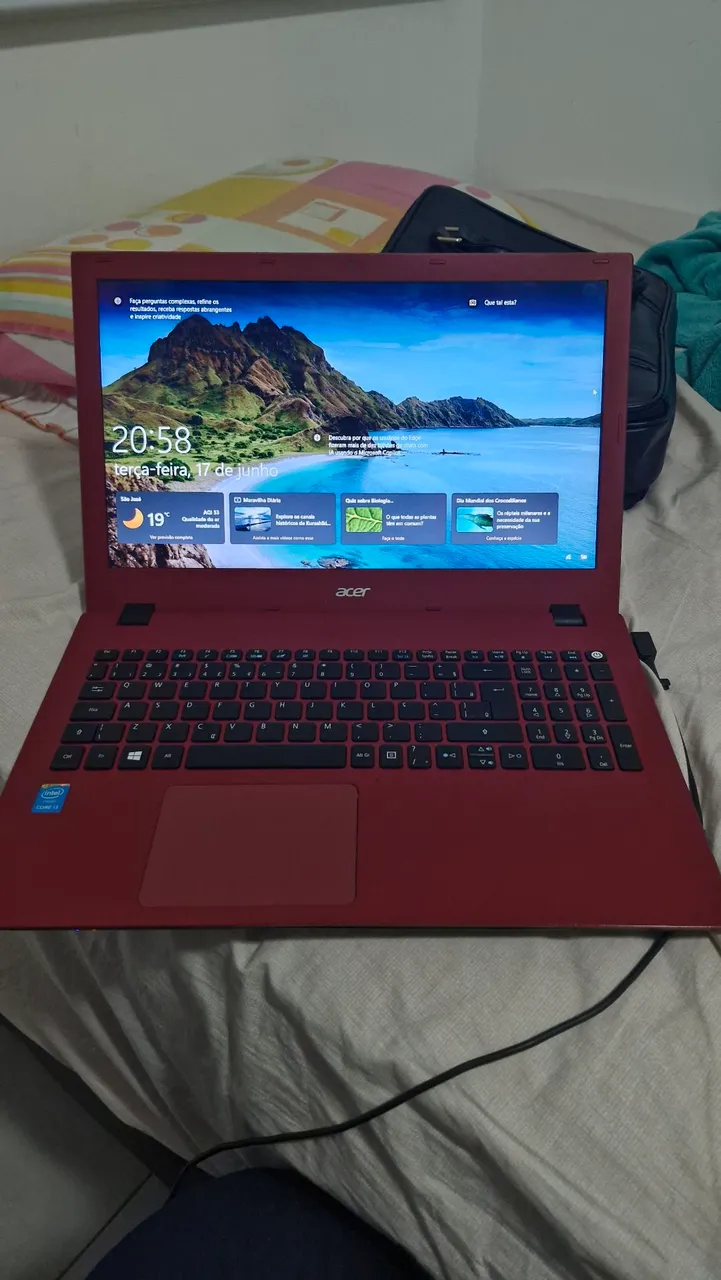 Notebook Acer vermelho com tela de 15 polegadas