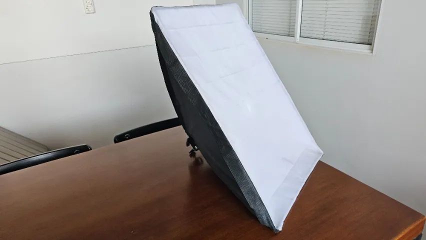 Softbox 70cm com Grid e Lâmpada Espiral 150w 220v 5500k - Não acompanha Tripé