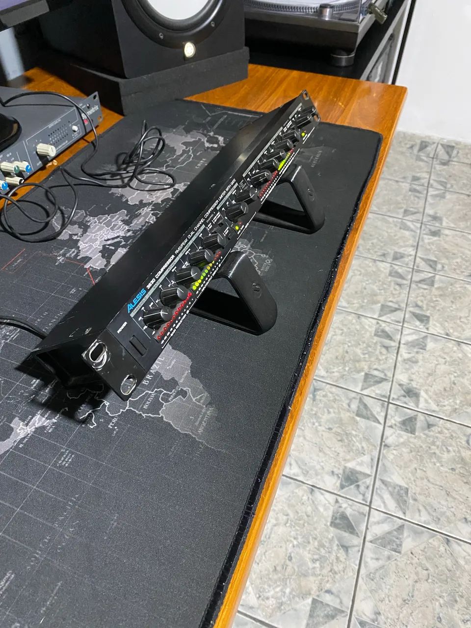 ALESIS 3630　美品 Alesis 3630 Review - Produce Like A Pro