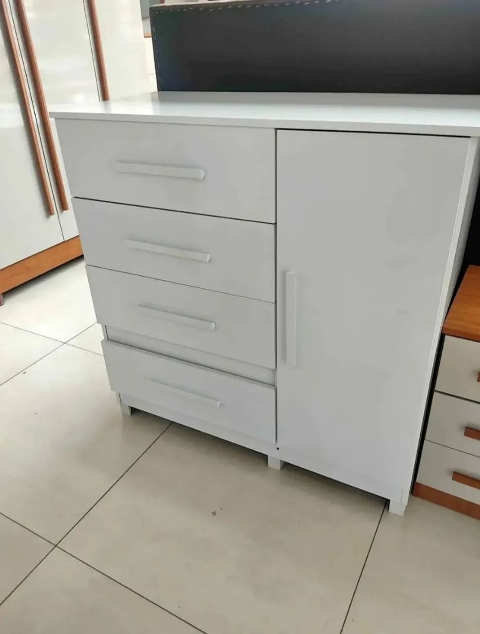 Cômoda branca com gavetas e porta