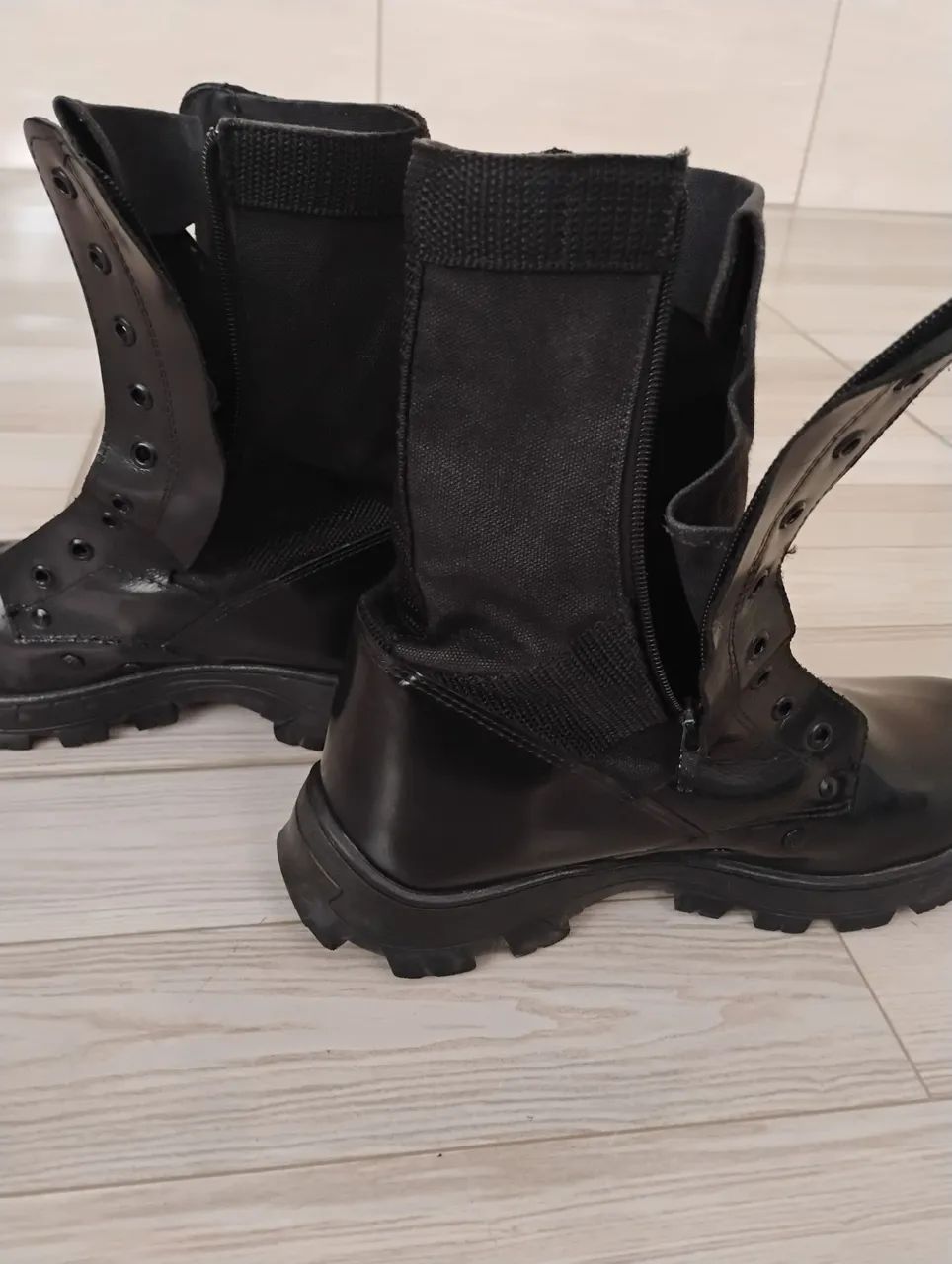 Coturno masculino.