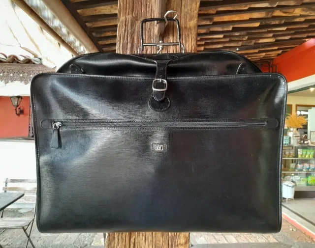 NOVO, sem uso, com etiqueta - Porta terno, em couro natural Saffiano, da marca Victor Hugo