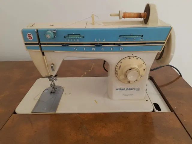 Máquina Singer de Costurar e bordar com mesa de escritório e banqueta - Foto 3