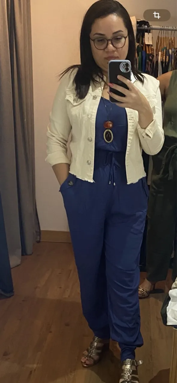 Macacão azul com jaqueta creme e blaizer