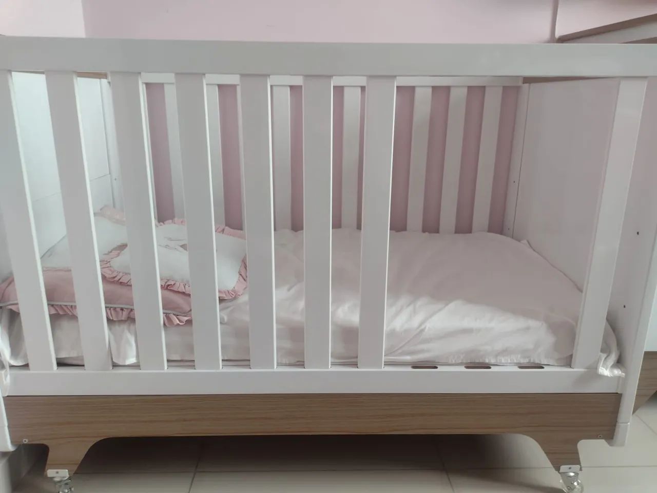 Berço Mini Cama Americano 2 em 1 Retrô Branco<br><br>Brilho/Carvalho