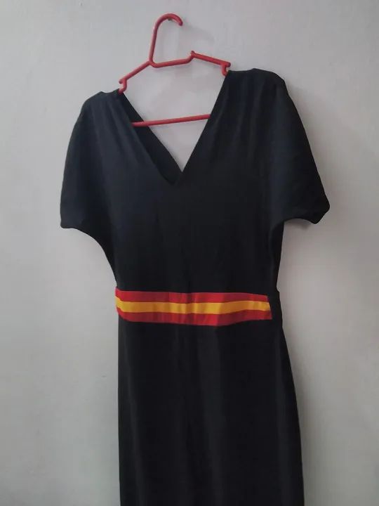 Macacão preto com detalhes em vermelho e amarelo - Foto 3