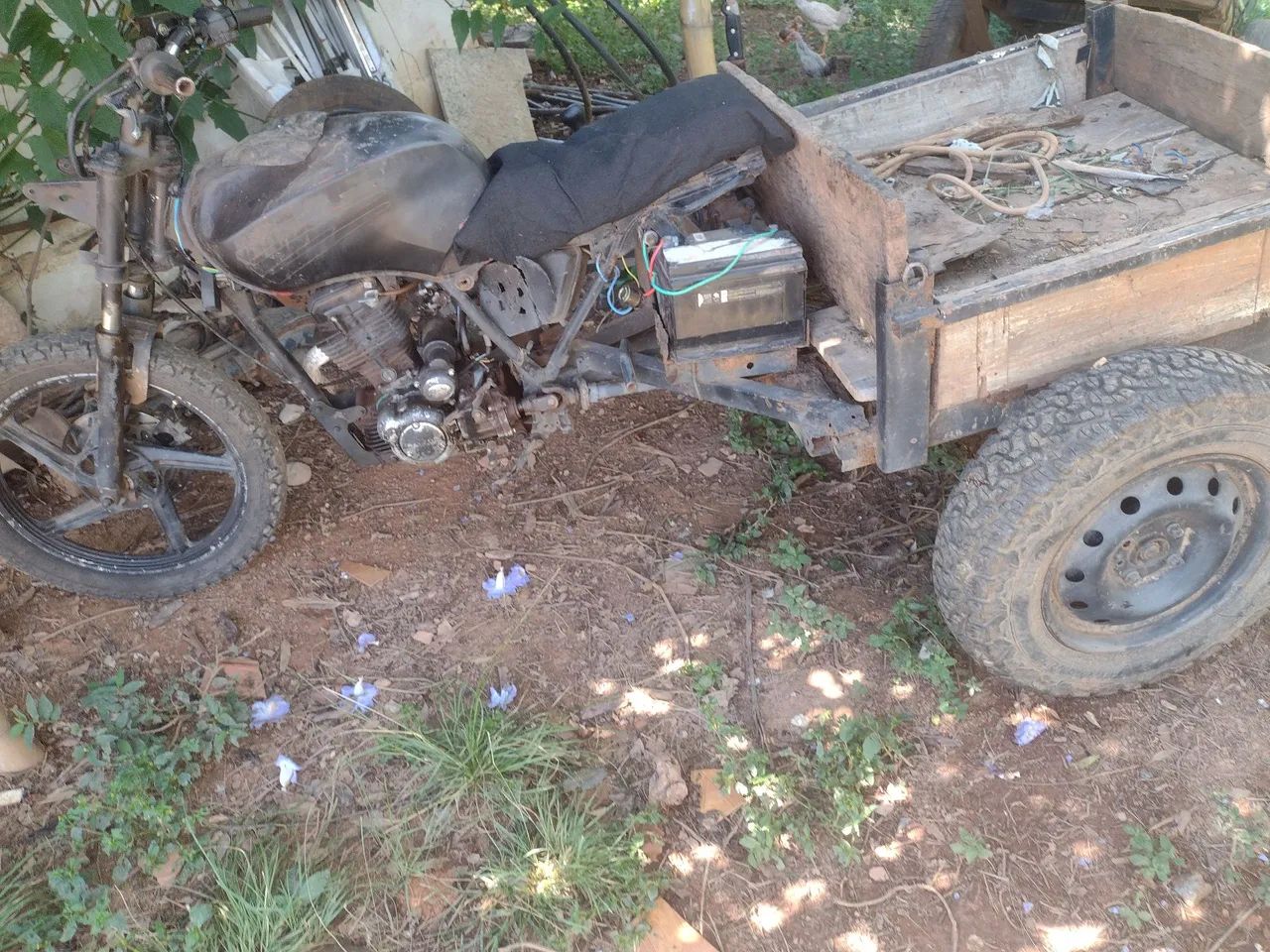 Moto adaptada com carreta
