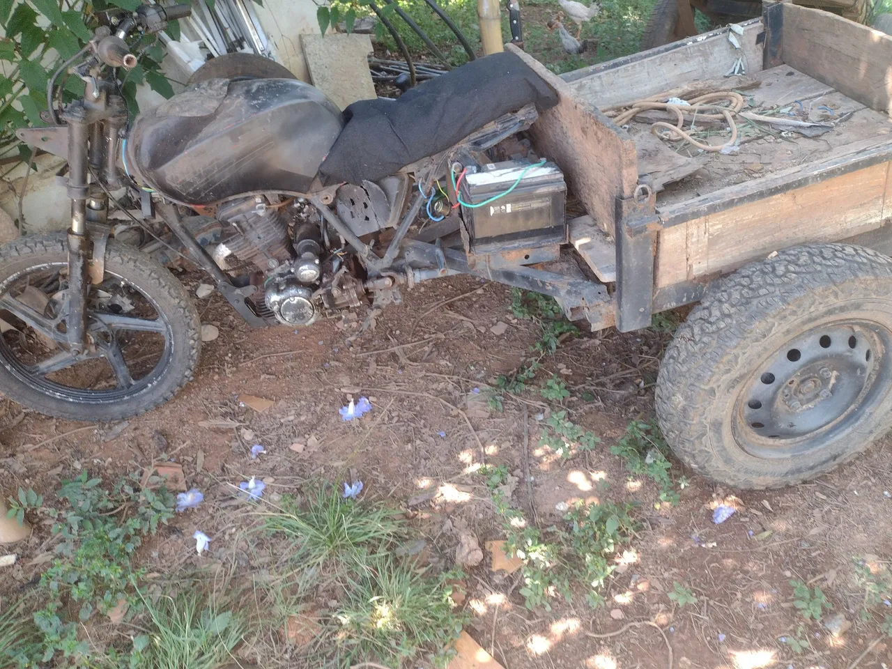 Moto adaptada com carreta