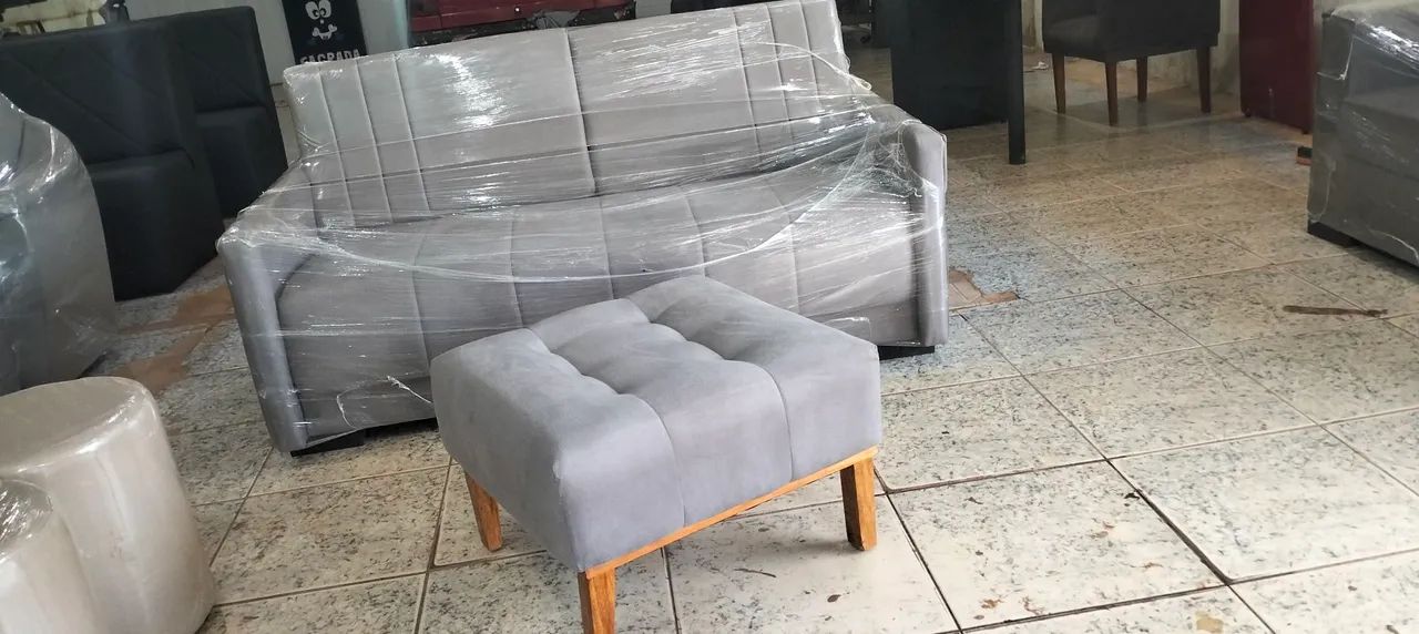 Sofá 3 Lugares Cinza e Puff