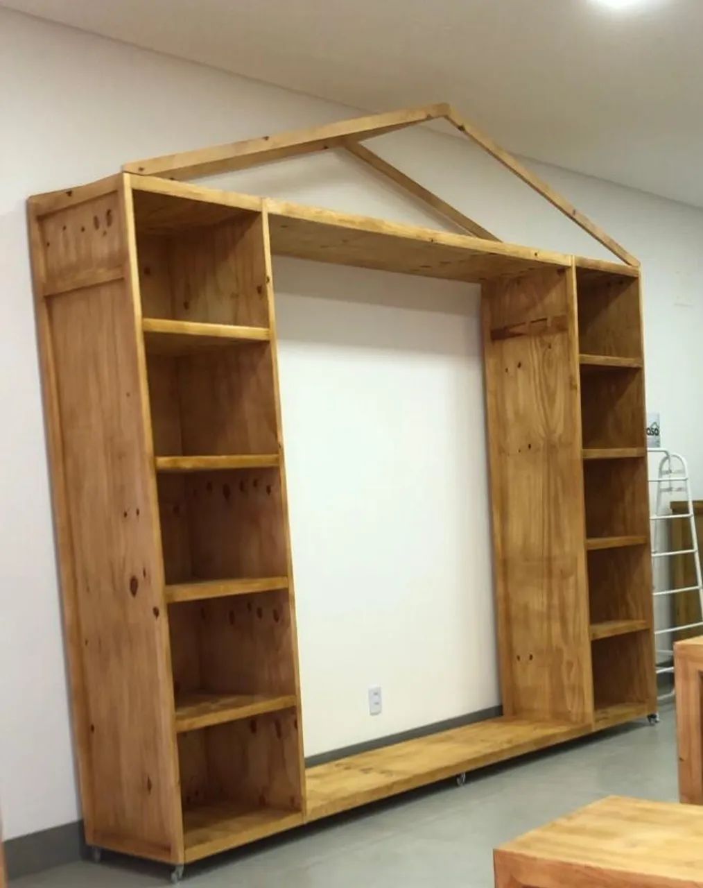 Expositor Grande para Loja Modelo Casinha em Madeira Com Nichos 