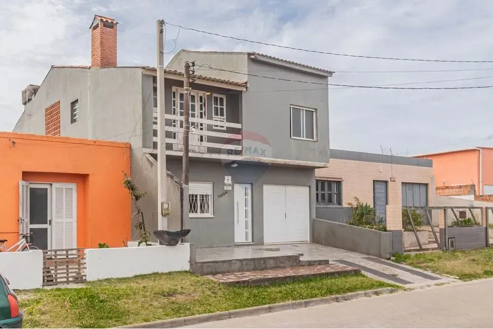 Casa na PRAIA DO CASSINO há 2 quadras da praia, 5 dormitórios sendo um suíte e outro com s