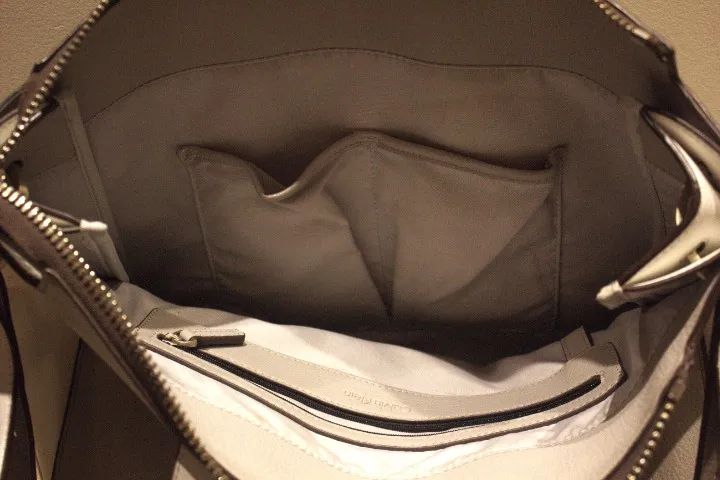 Bolsa Calvin Klein Recorte Cinza - Foto 4