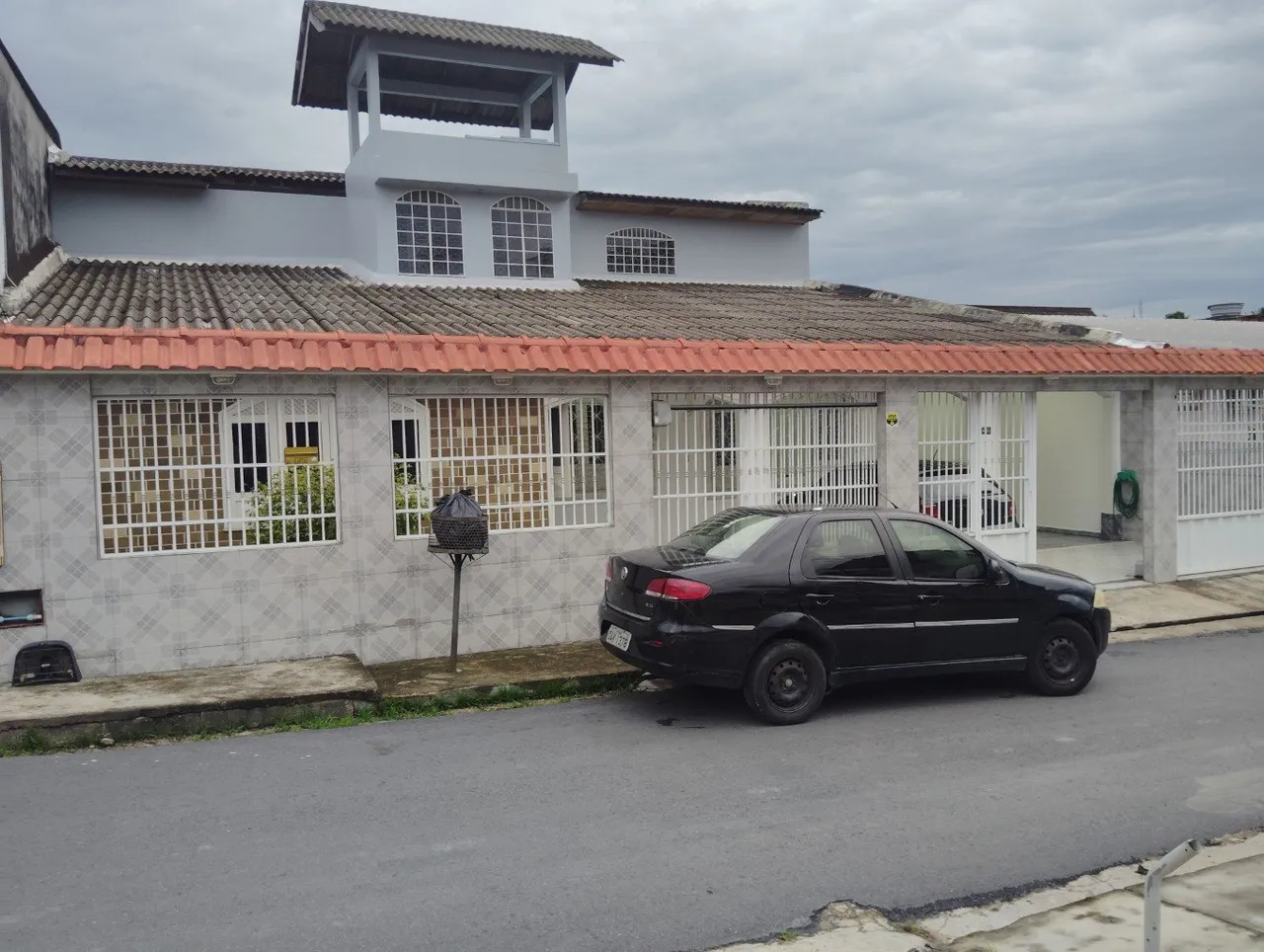 Casa no Conjunto 31 de Março, Japiim II, com 5 Quartos sendo 4 suites