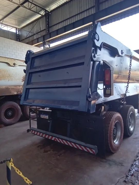 Caminhão basculante 6x4 traçado - Foto 5