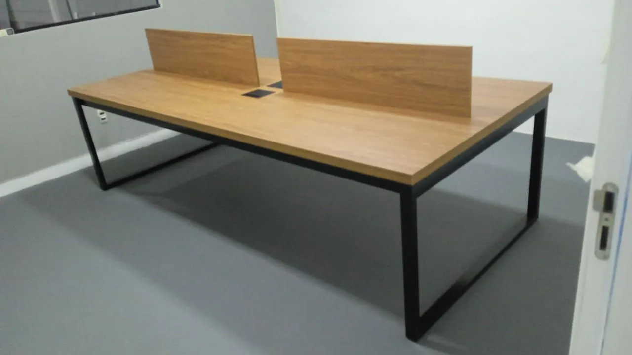 Mesa plataforma para escritório com divisórias