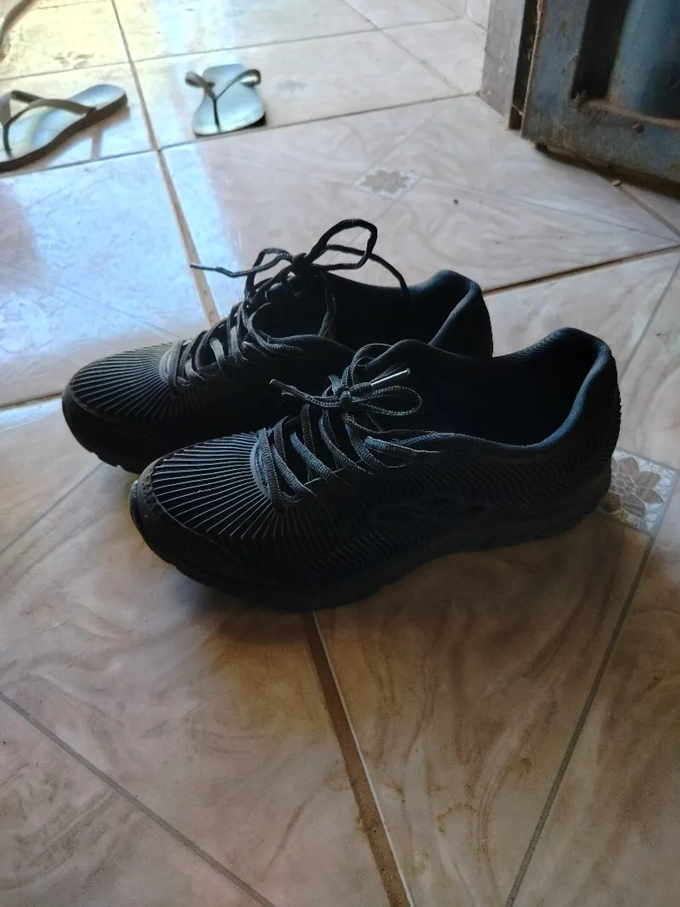 Tênis Preto Confortável e Estiloso