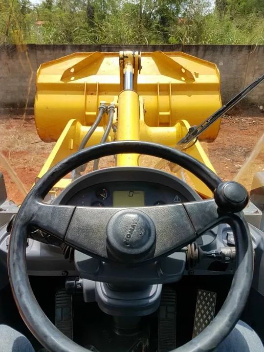 Pá carregadeira Komatsu WA200 ano 2013 - Foto 4