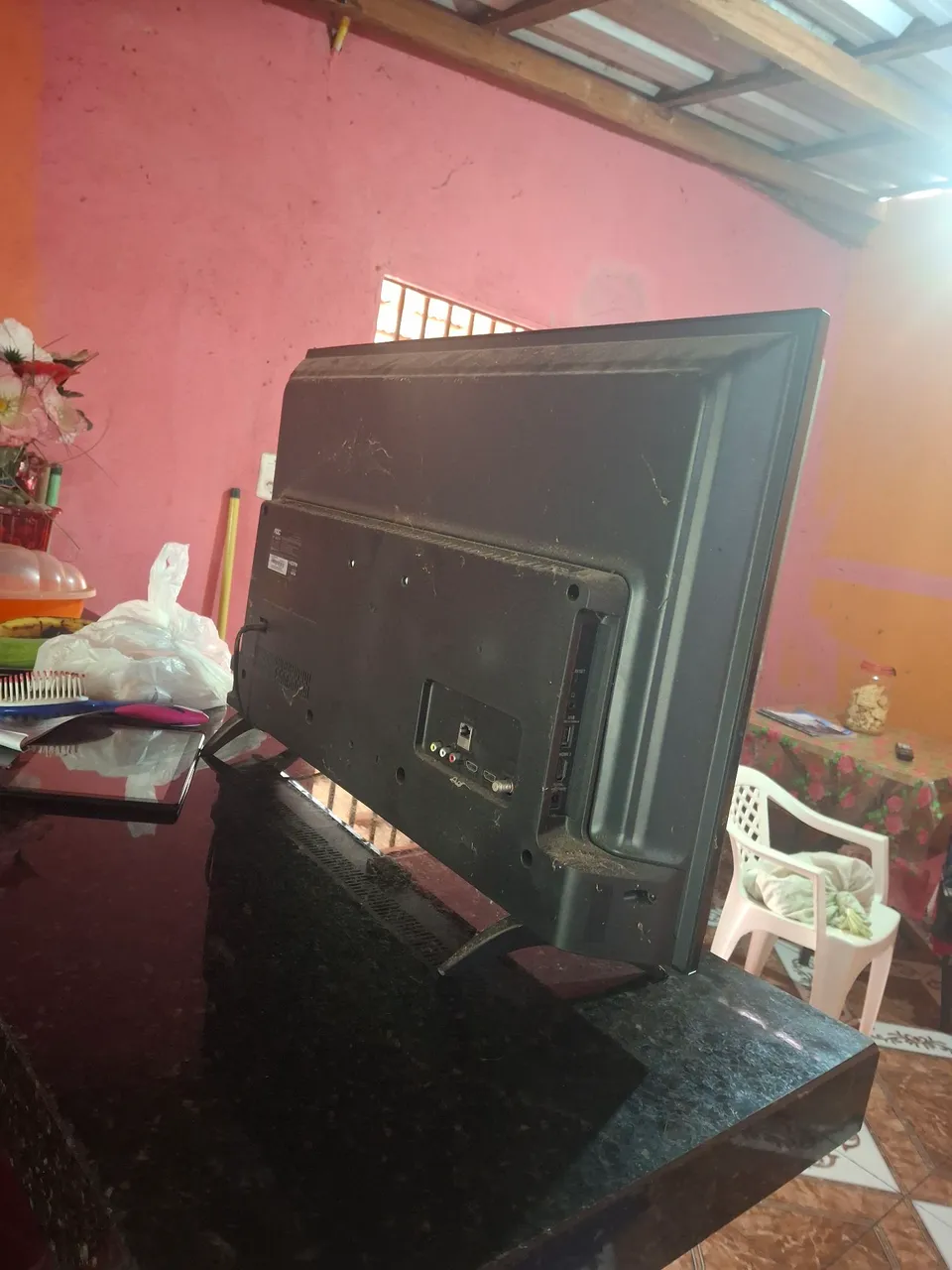 TV LED - por 200 reais. Esta com defeito. É só me ligar *. Falar com a Gege.