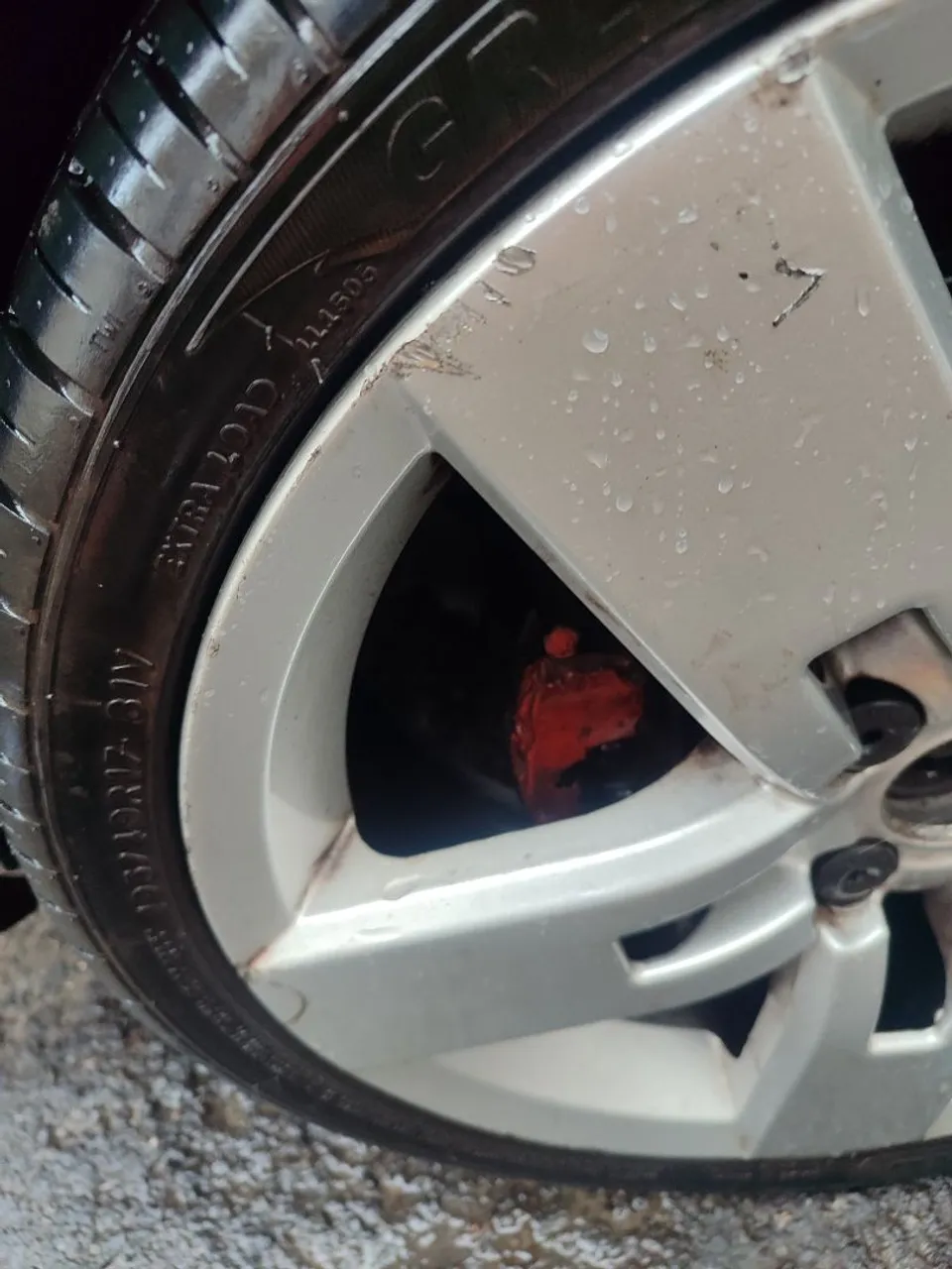 Roda de liga leve com detalhes + pneus R17 195/40